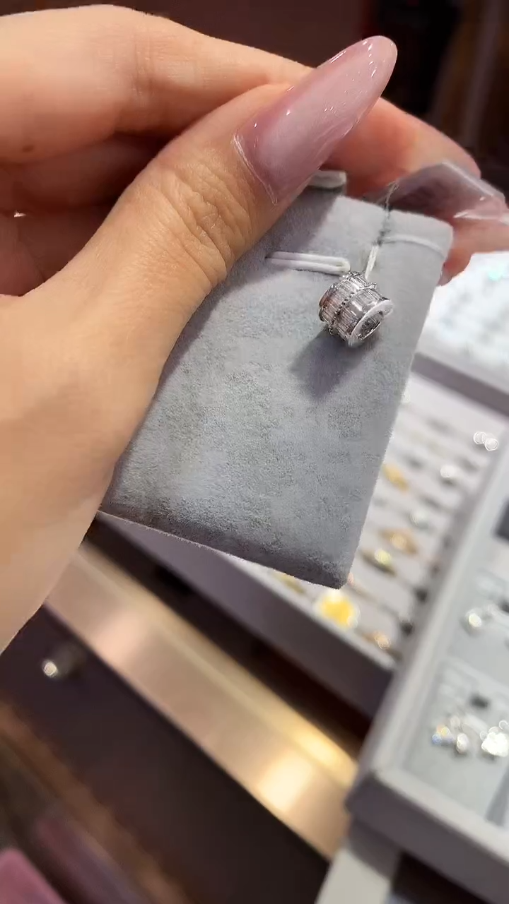 【闪购商品】钻石吊坠18K金镶嵌路路通钻石吊坠