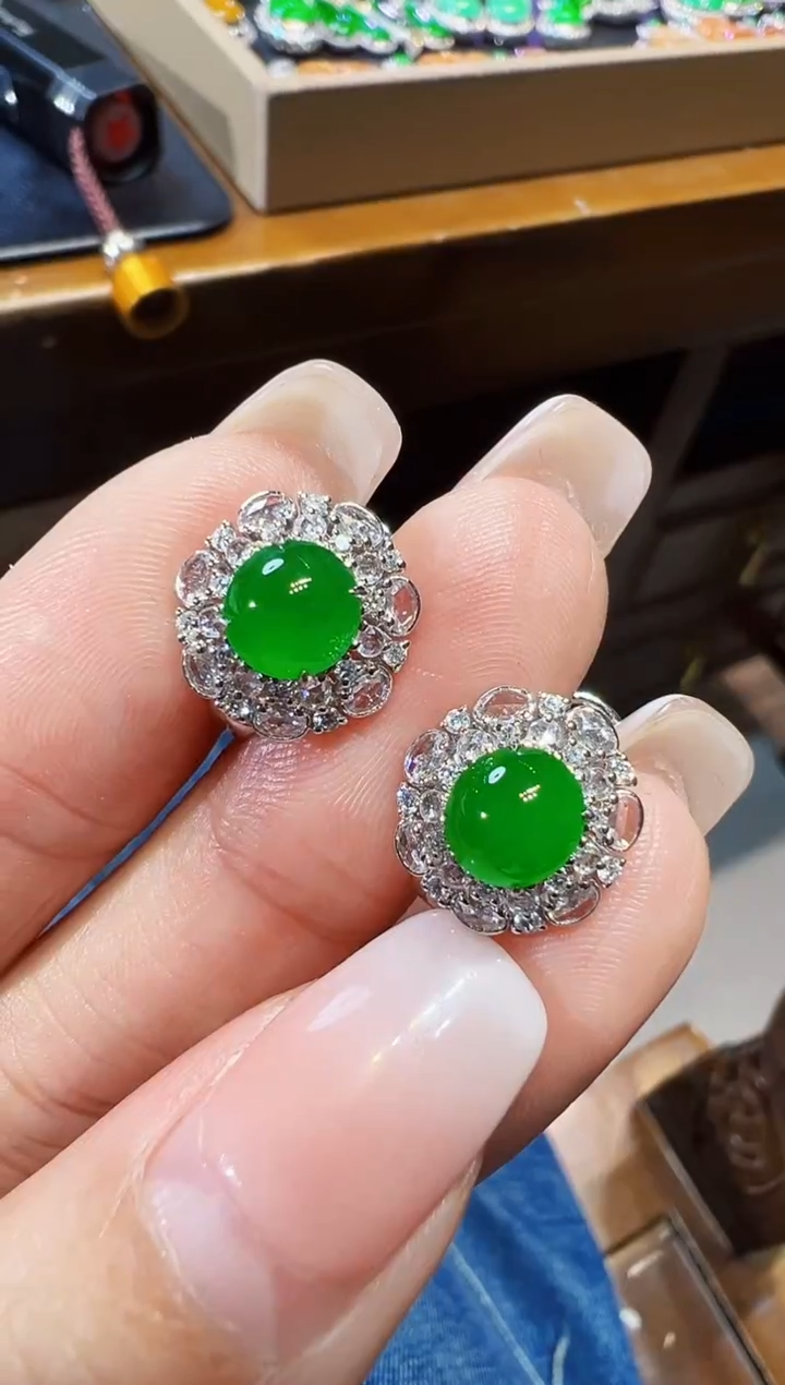 18K金镶嵌翡翠耳饰蛋面