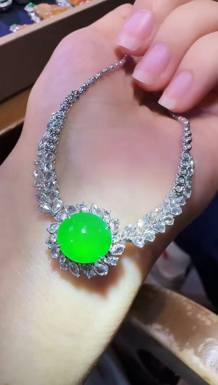 套链18K金镶嵌翡翠蛋面