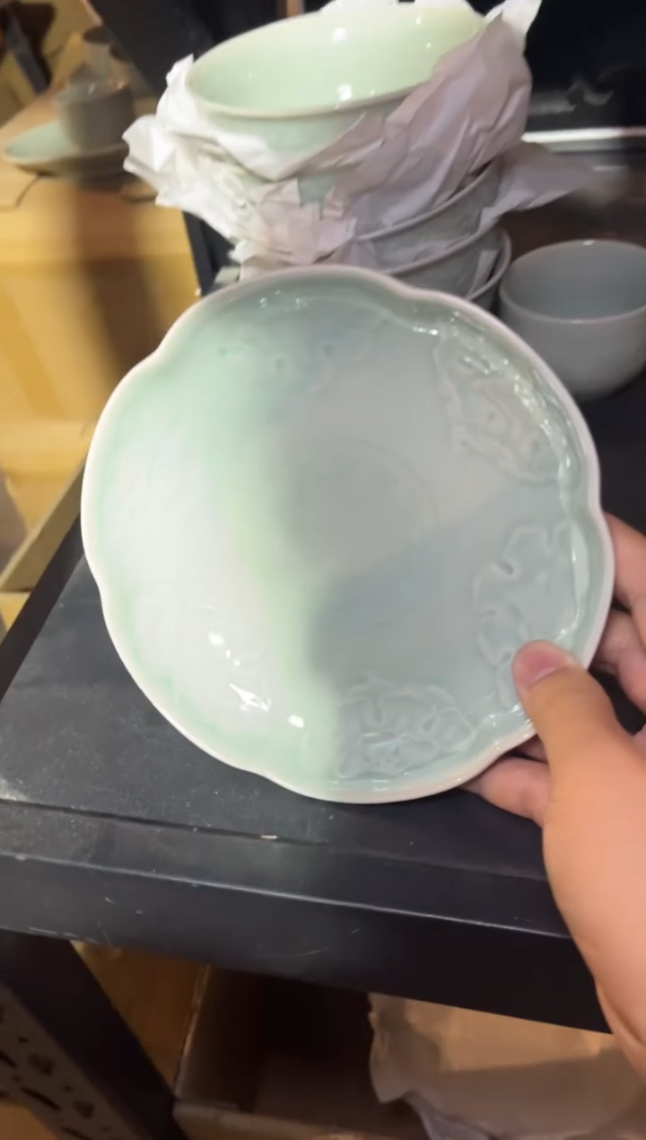 瓷微瑕天青7英寸花口盘1只