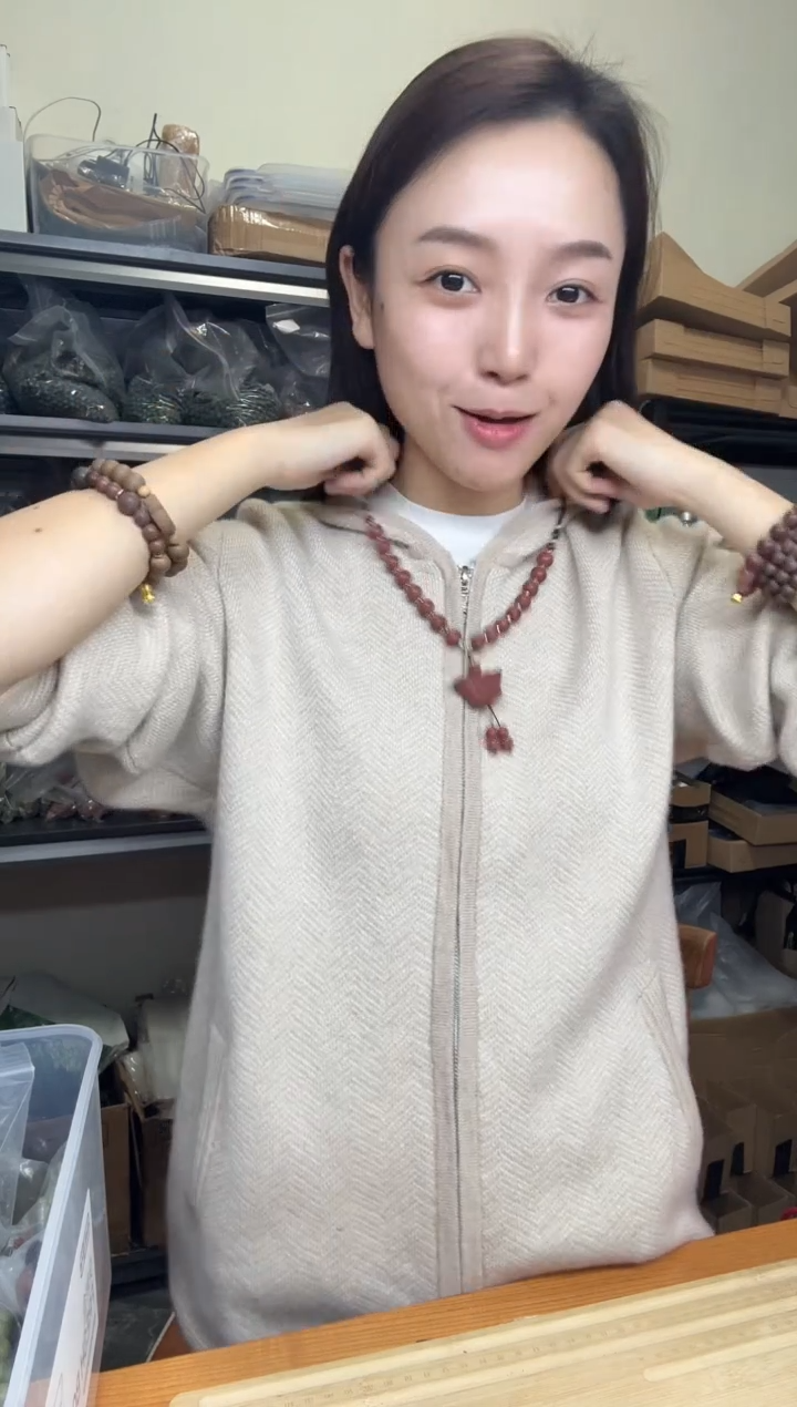 泥塑红麝息肌1.0项链蝴蝶牌