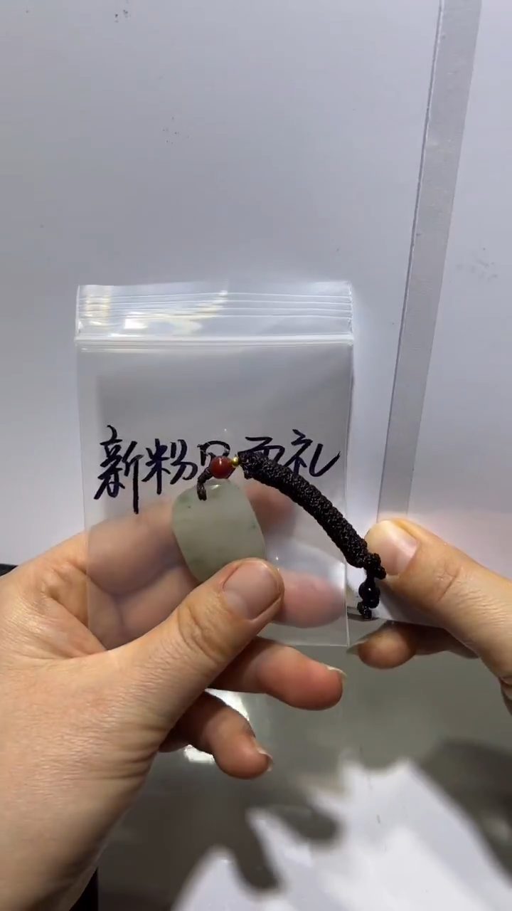 颈饰未镶嵌石英质玉与**同吊坠