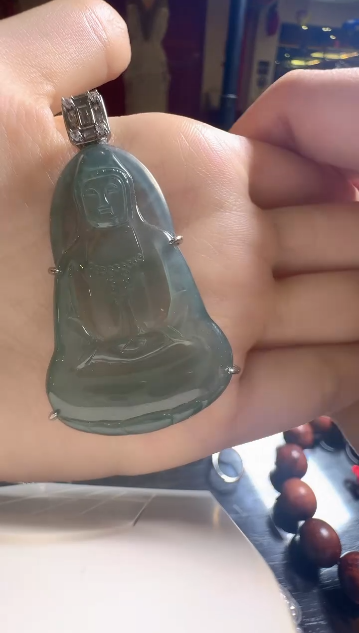 颈饰未镶嵌翡翠素衣观音