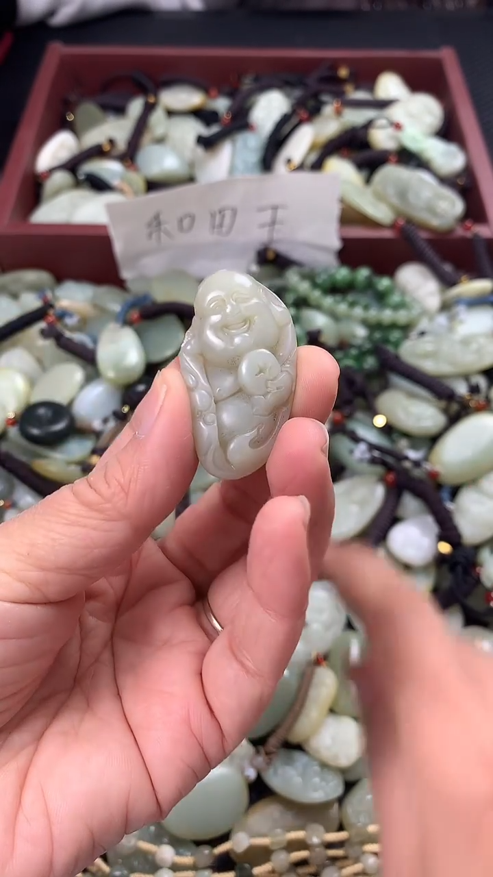 颈饰未镶嵌和田玉（多样性发一件）没有证书有瑕