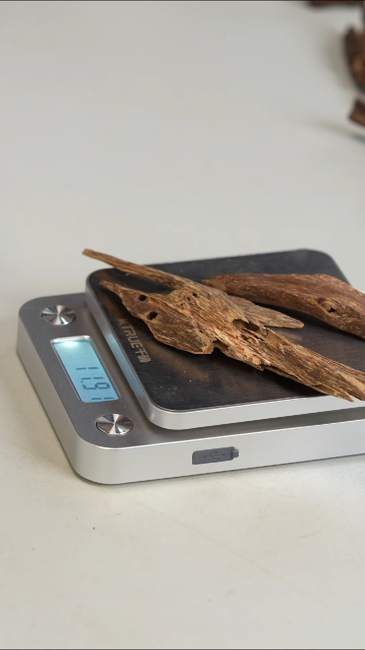 沉香沉香碎屑广东料11g（形状随机）