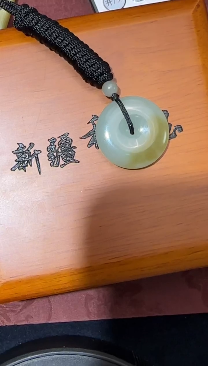 吊坠(不含链)未镶嵌和田玉且末近矿糖青白微色差平安扣