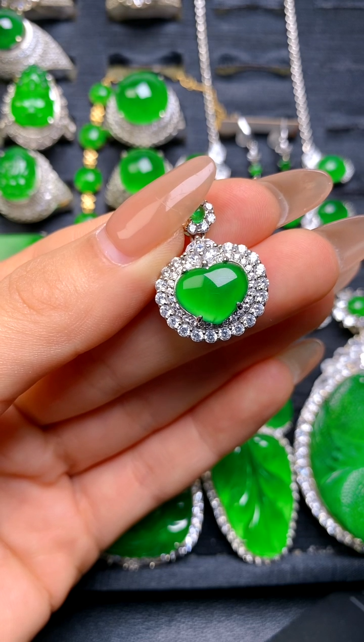 【闪购商品】翡翠吊坠(赠链)银S925镶嵌爱心吊坠