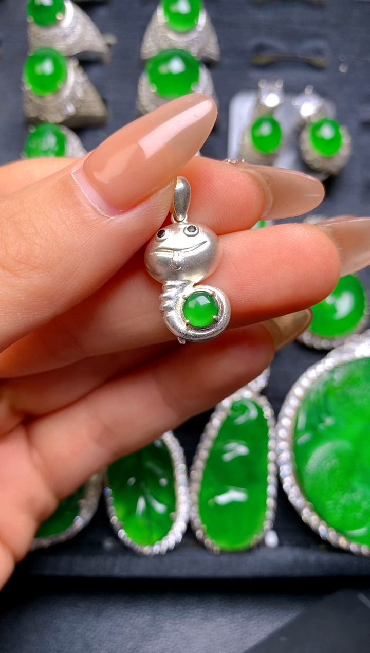 【闪购商品】翡翠吊坠(赠链)未镶嵌小吊坠