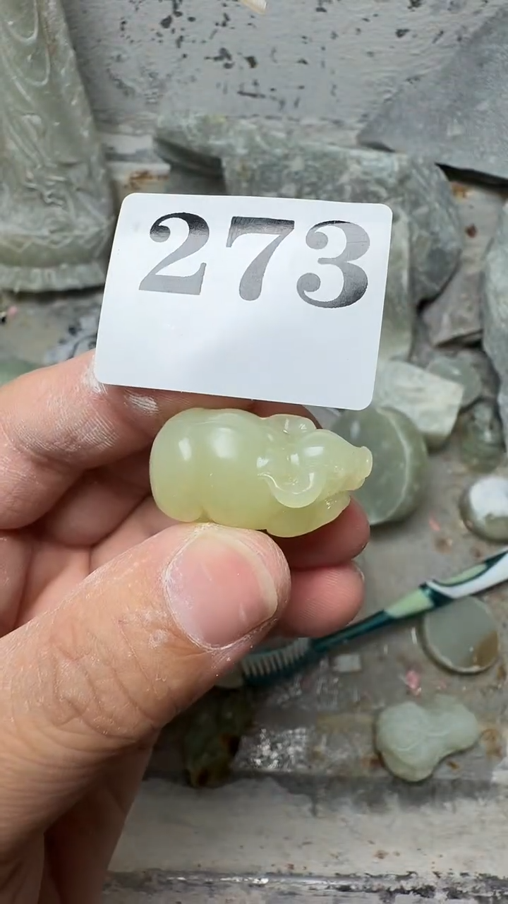 项链未镶嵌和田玉牛  微瑕 