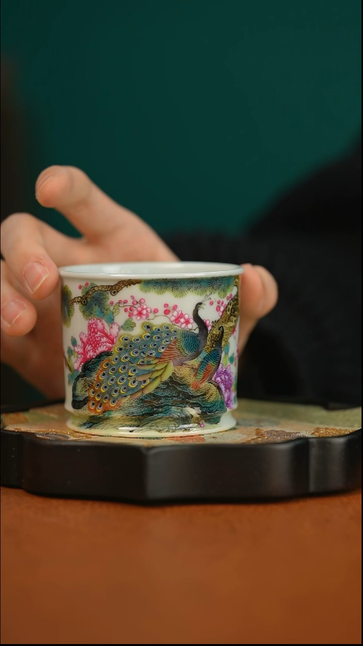 手绘粉彩风华正茂容天杯