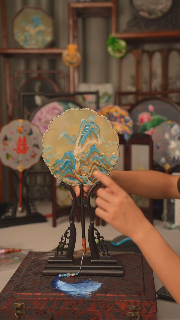 扇子苏绣作品手工团扇
