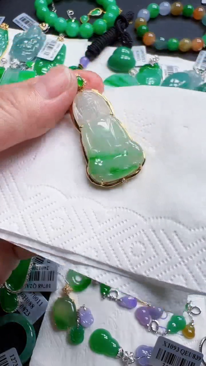 颈饰18K金镶嵌翡翠观音