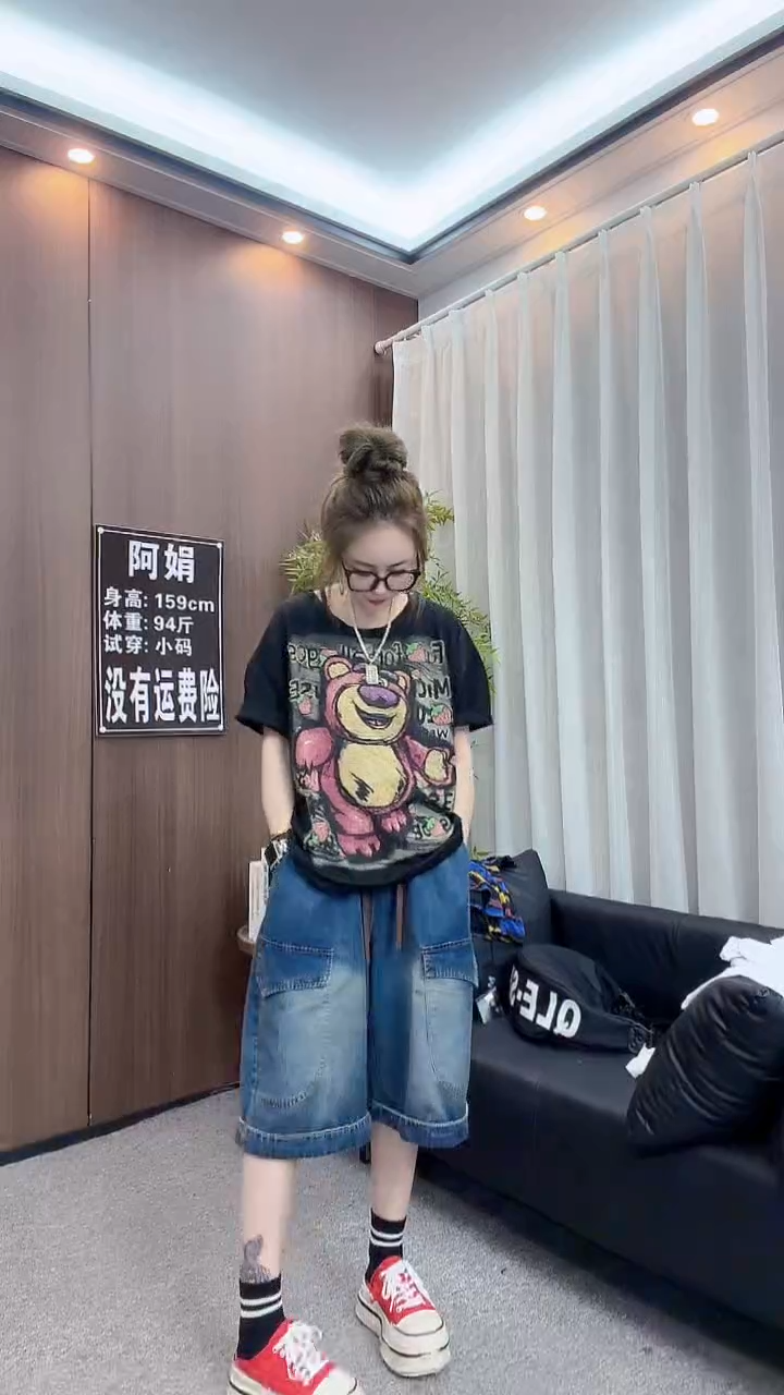白色草莓熊短袖。