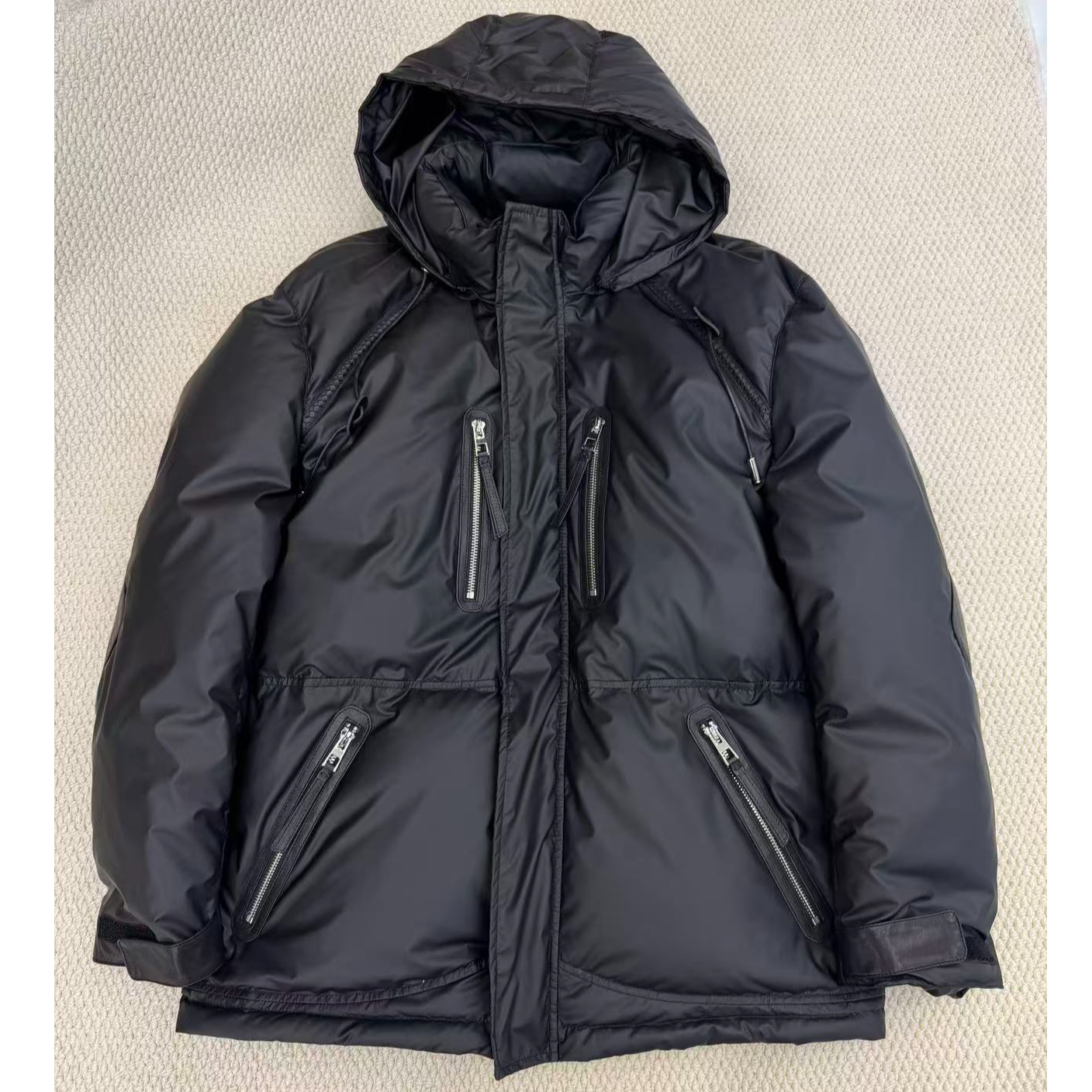 绵羊皮拼接可脱卸帽羽绒服男黑色亮面多拉链设计冬季加厚保暖外套