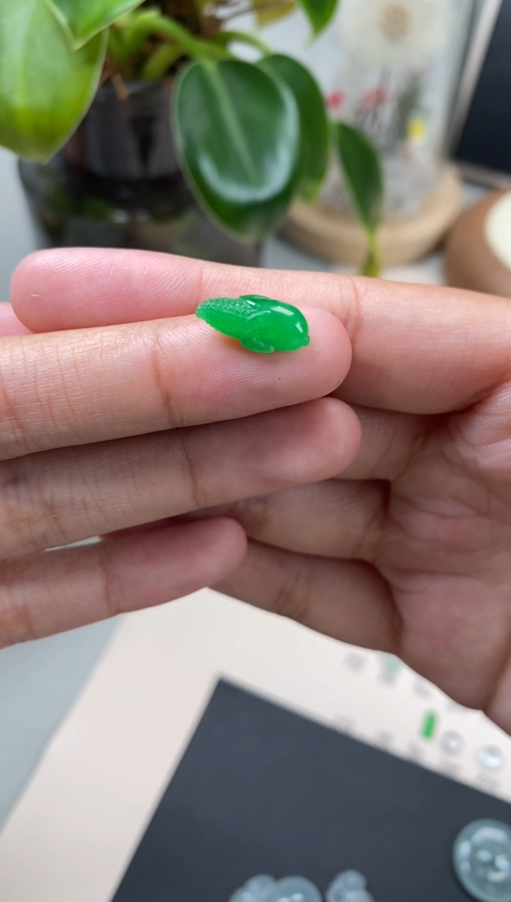 【闪购商品】翡翠颈饰未镶嵌翡翠冰绿裸石