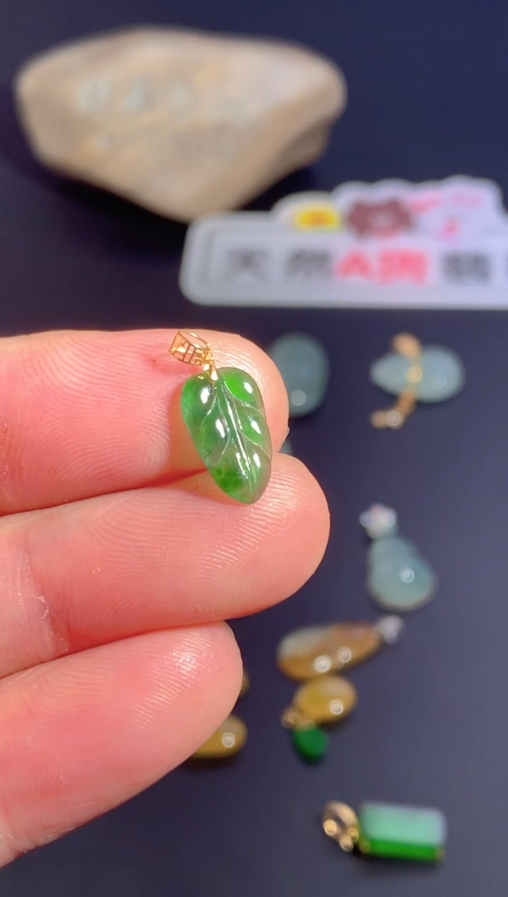 颈饰18K金镶嵌翡翠    