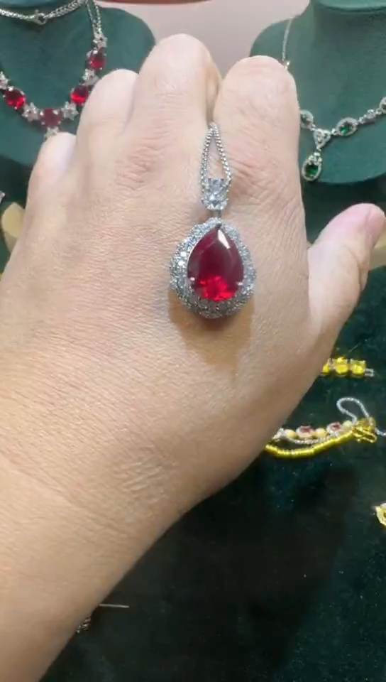 18K金镶嵌戒指红宝石0