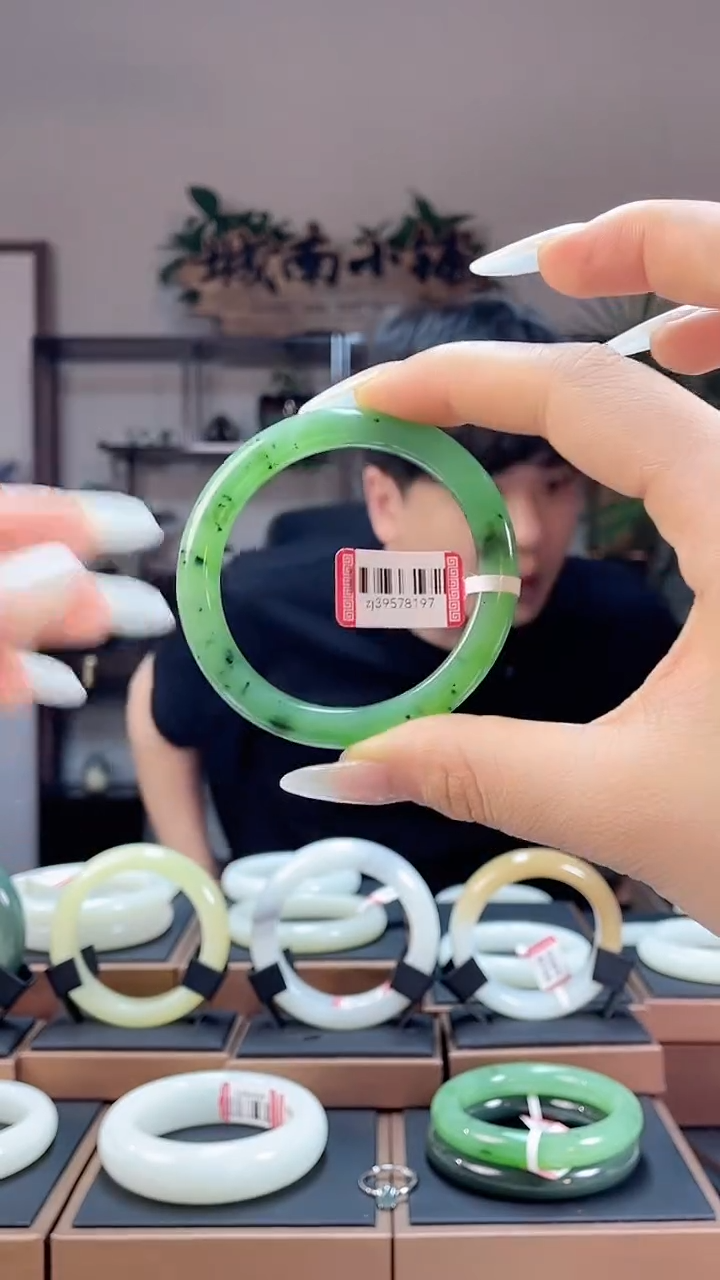 和田玉手镯未镶嵌52辣果绿39578197