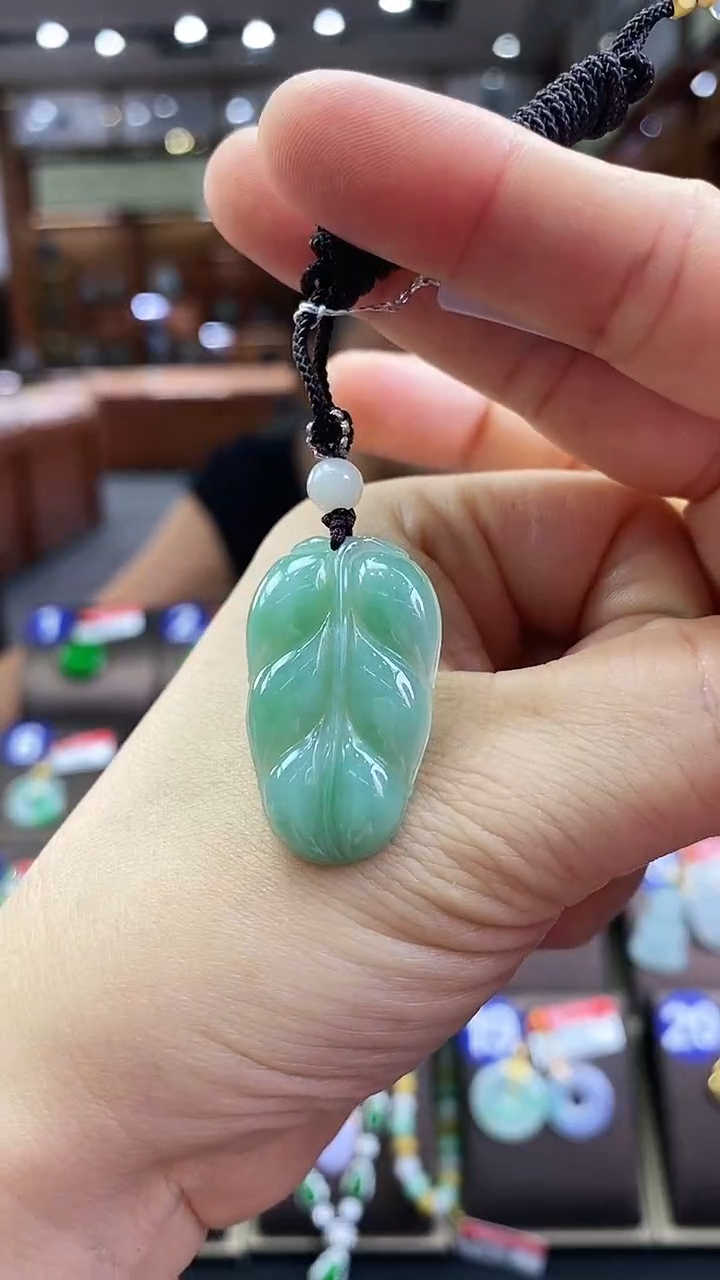 翡翠未镶嵌颈饰叶子