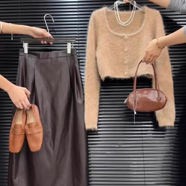 秋冬法式复古短款小众杏色针织开衫搭配咖色设计感长款皮裙半身裙