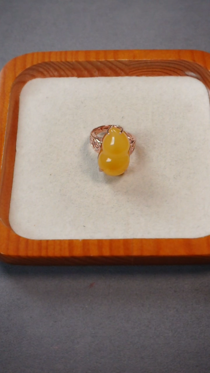 【闪购商品】琥珀戒指银S925镶嵌老蜡葫芦戒指