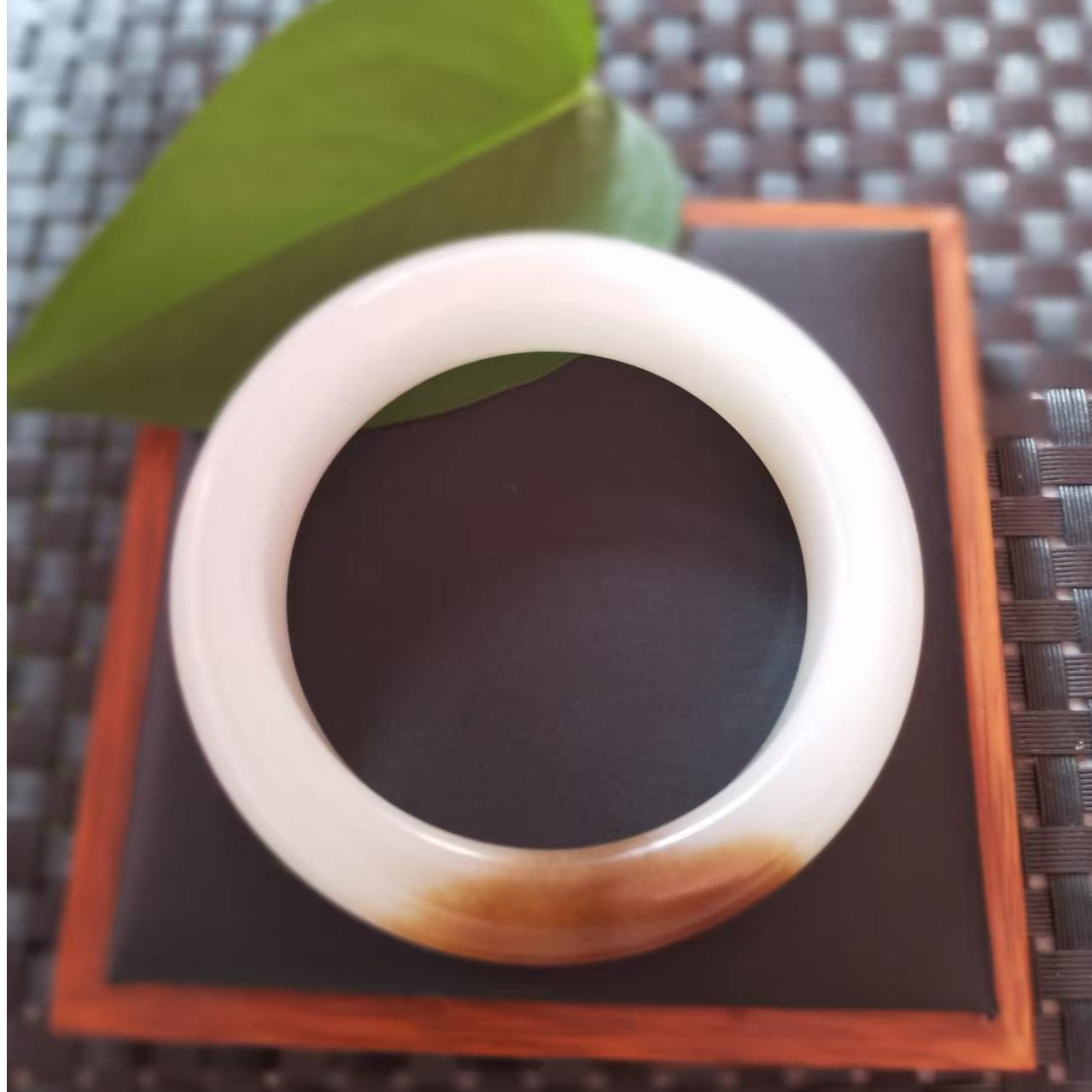 和田玉带糖精美手镯