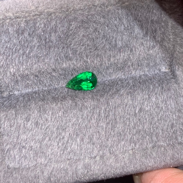 1.05克拉天然阿鲁沙矿区沙弗来石榴石裸石颜色鲜艳靓丽火彩闪亮