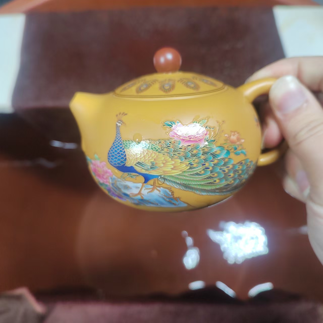  黄段泥孔雀西施壶
