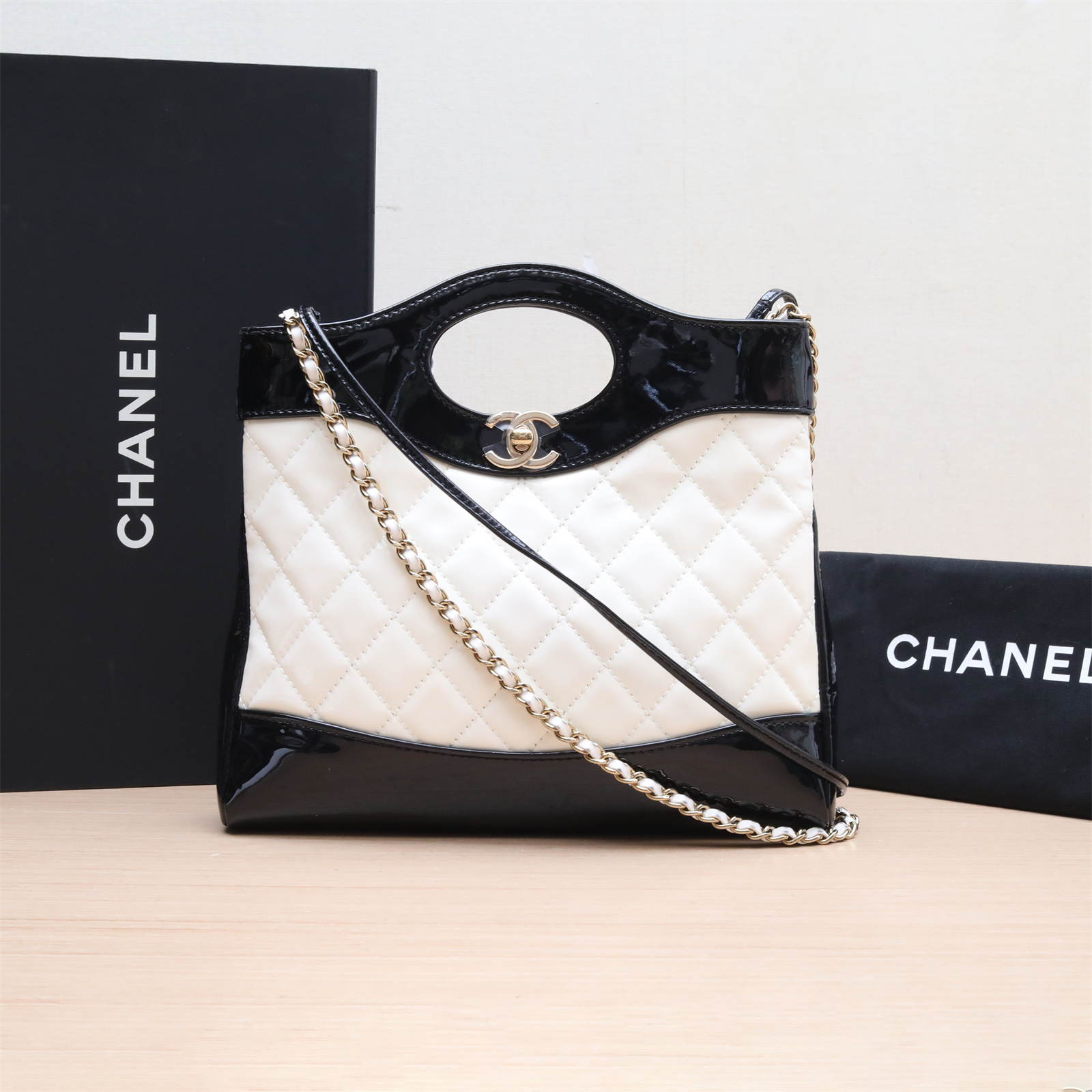 95新 Chanel/香奈儿 小花姑姑P22451896231Bag Mini 22cm 黑白