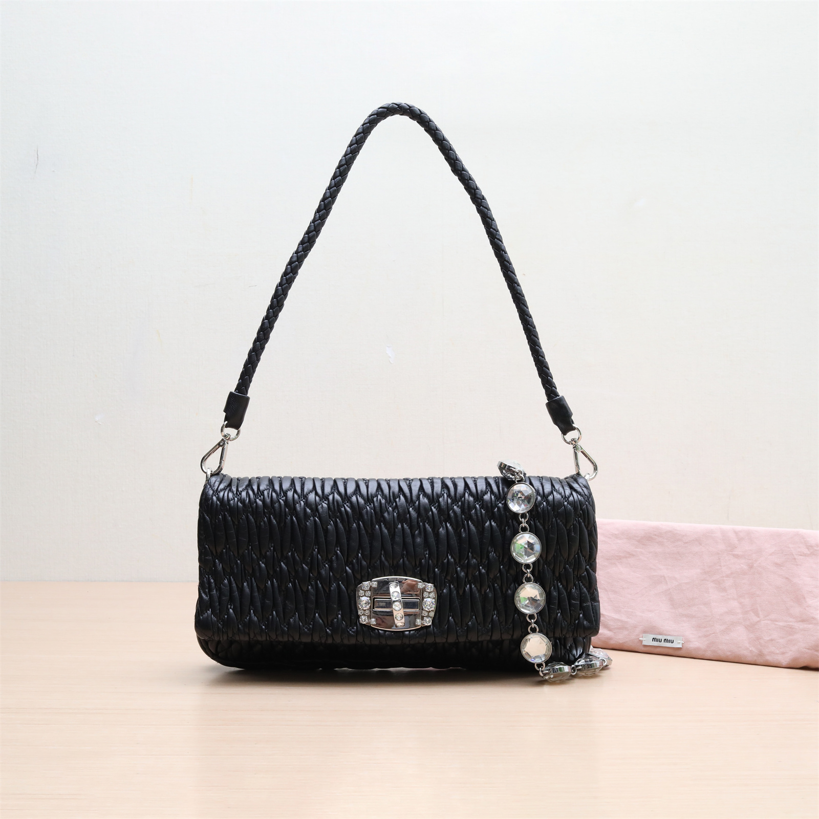 95新 MIU MIU/缪缪 黑黑精选 P224934869褶皱 28 仿水晶斜挎包