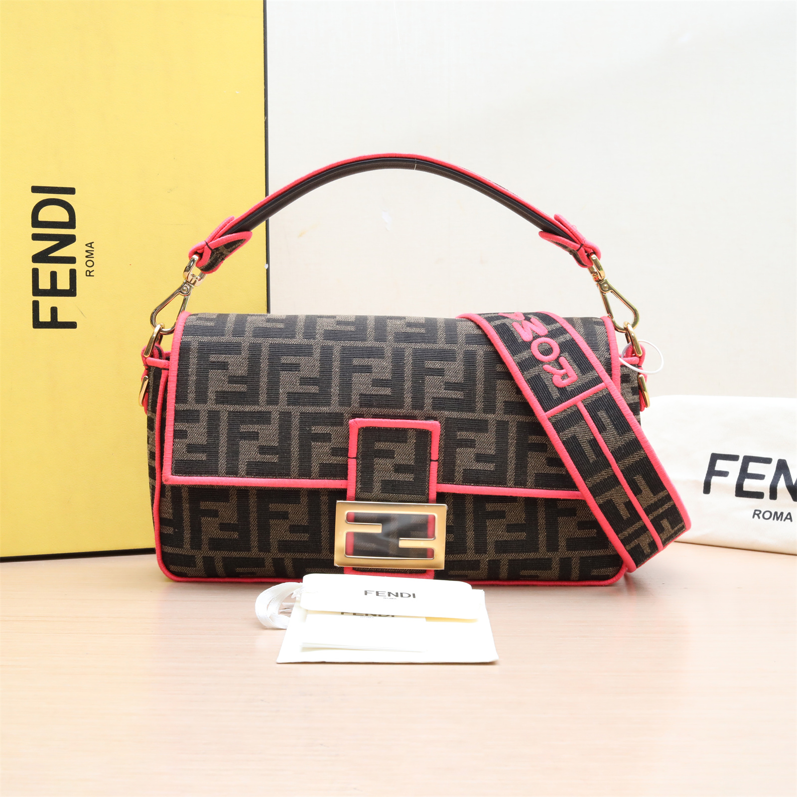 99新 FENDI/芬迪 黑黑精选 P224307512Baguette 法棍包 中号