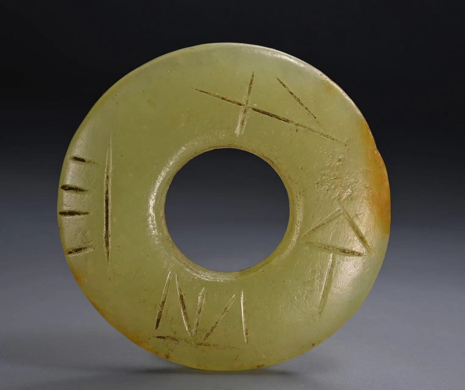 北方红山文化时期风格玉璧