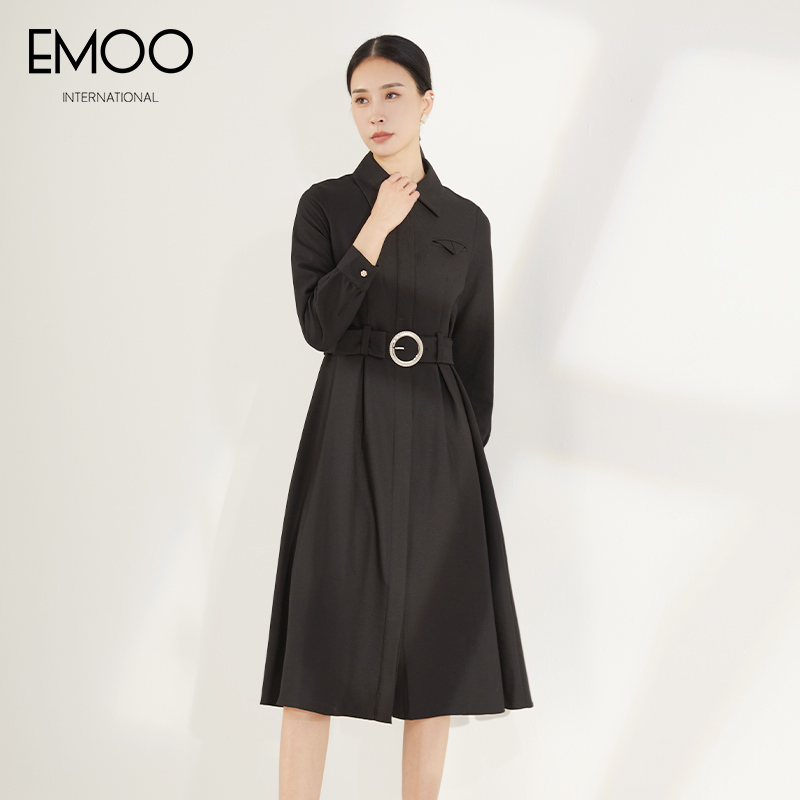EMOO/杨门秋新款黑色翻领气质收腰系带中长款连衣裙E32L033349