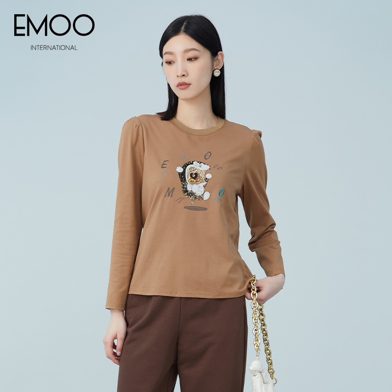 EMOO/杨门驼色长袖T恤圆领百搭时尚创意印花打底春季E12X012116