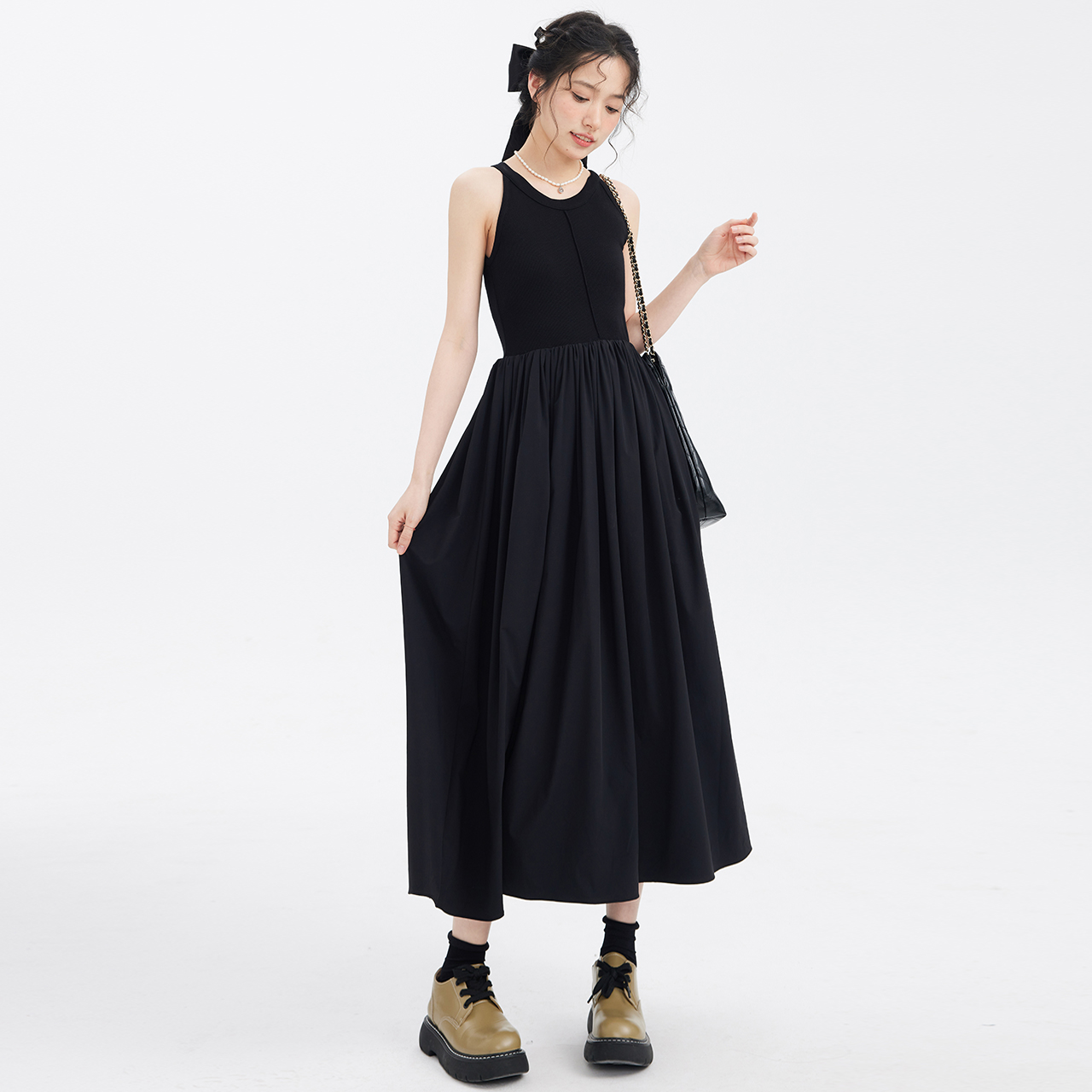女装连衣裙气质时尚夏季黑色复古法式无袖小众收腰设计师优雅