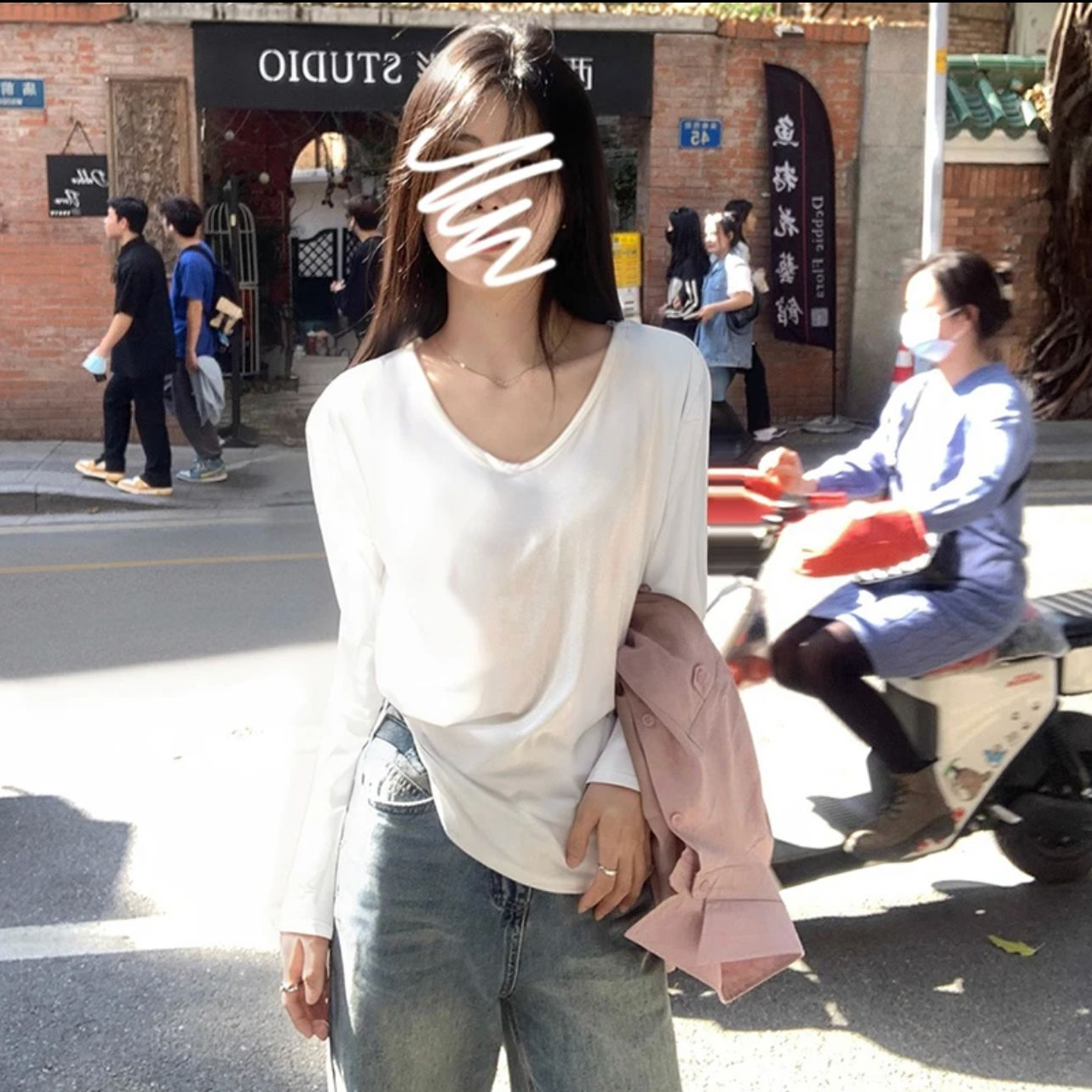 早秋简约纯色白色大v领宽松慵懒感弹力长袖t恤女百搭基础体恤上衣