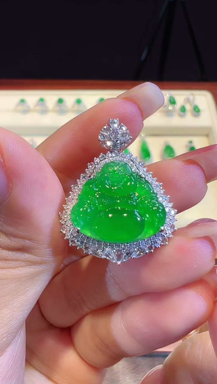 【闪购商品】翡翠吊坠(不含链)18K金镶嵌阳绿佛公