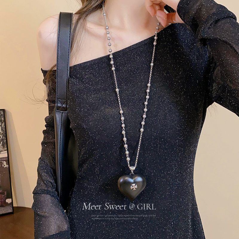 钛钢仿珍珠项链 黑色爱心吊坠长款毛衣链轻奢高级感十字架项链499