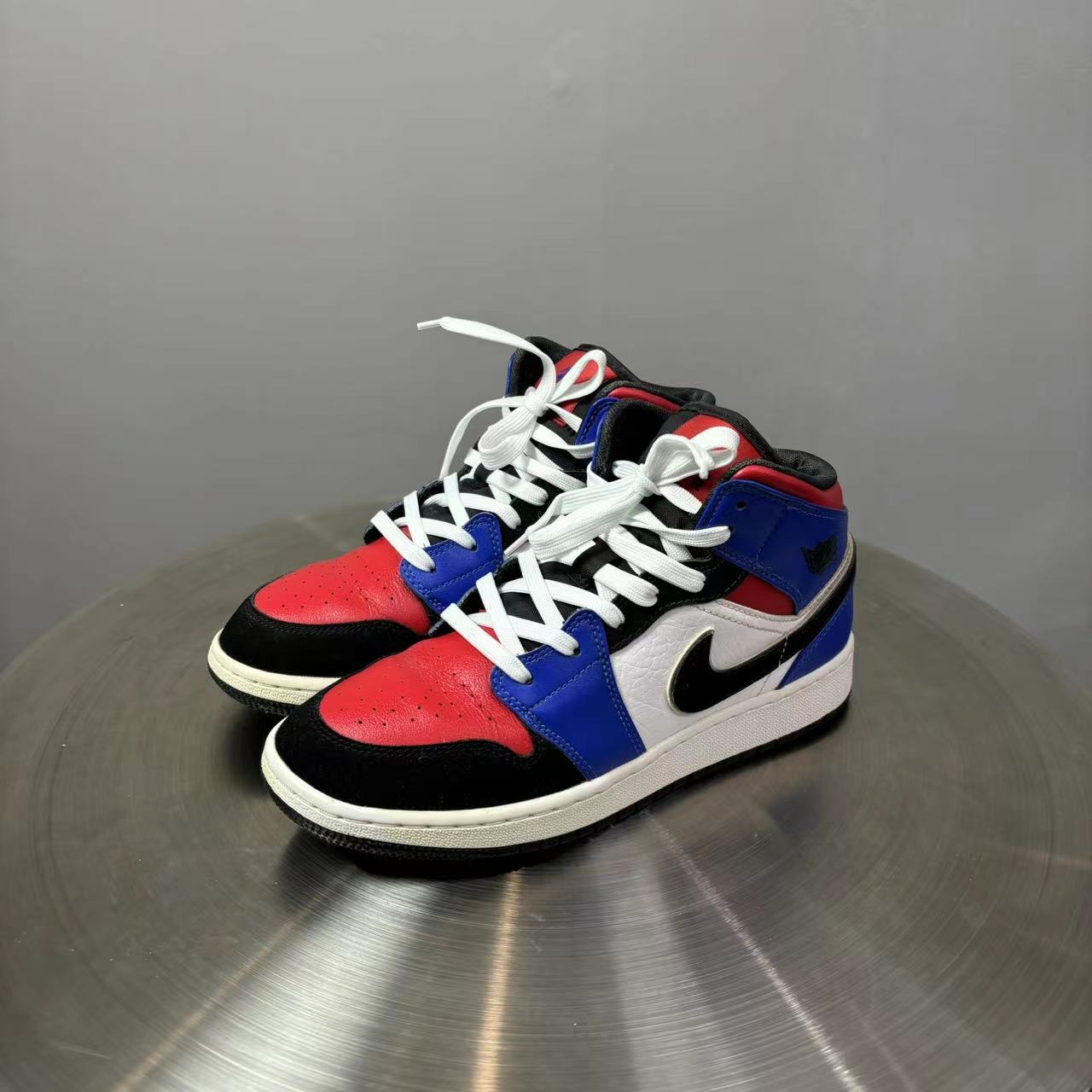 38.5码 AJ1mid黑白红球鞋 原盒 9新