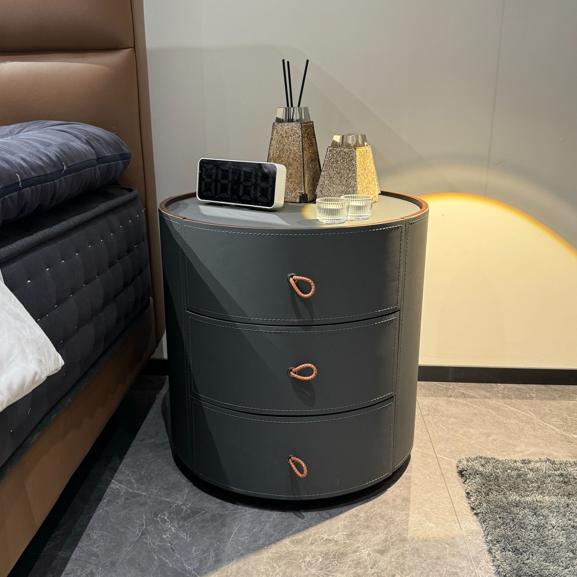 意式极简床头柜马鞍皮实木现代轻奢高级感床边圆形储物柜设计师款