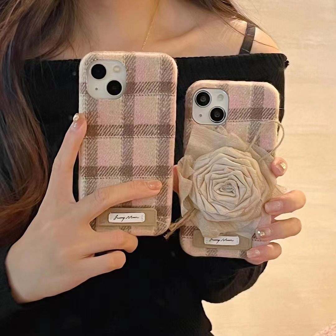 适用苹果系列iPhone15轻奢高级14pro玫瑰格纹毛呢13新款11手机壳