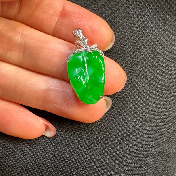 18 K金镶嵌缅甸的翡翠满绿叶子吊坠 尺寸27.6、13、6.5