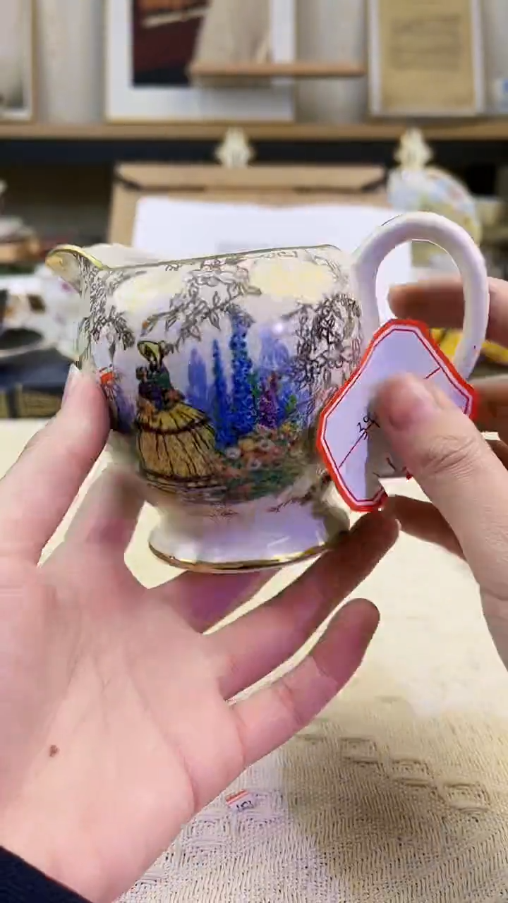 【闪购商品】新骨瓷摆件黄裙少女奶罐【福利】【瑕疵】