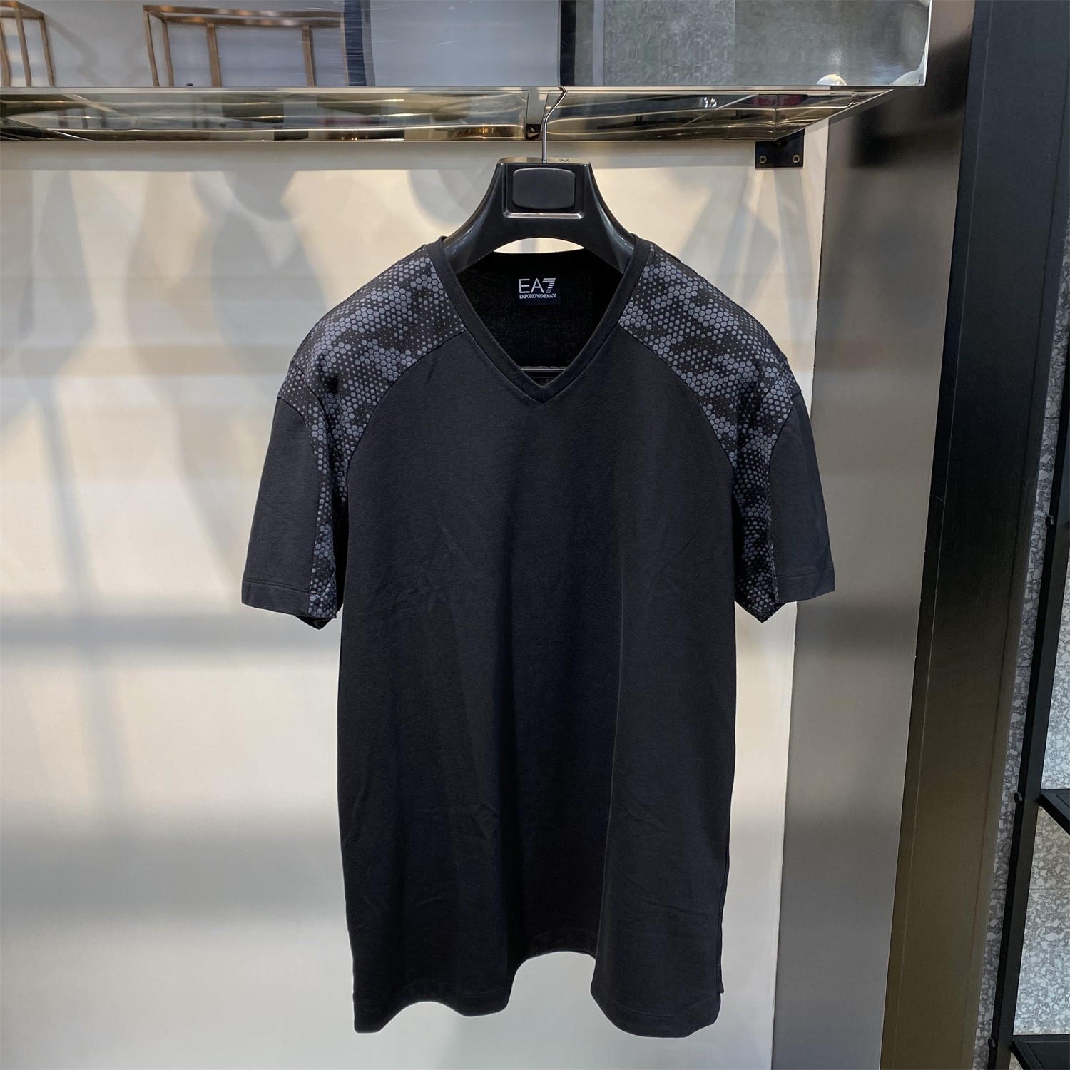 未使用 GIORGIO ARMANI/阿玛尼 黑色V领短袖夏季休闲男款运动T恤