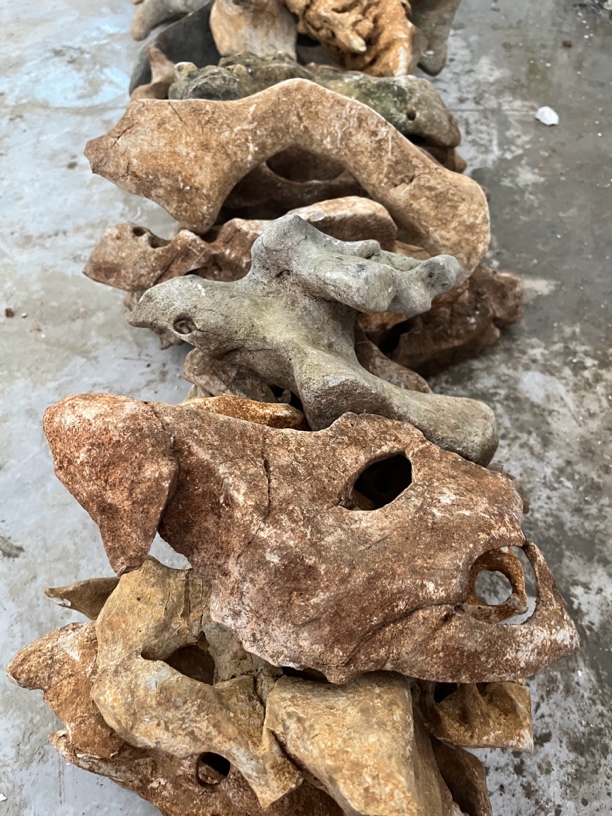 广东太湖石英石开槽附树盆景