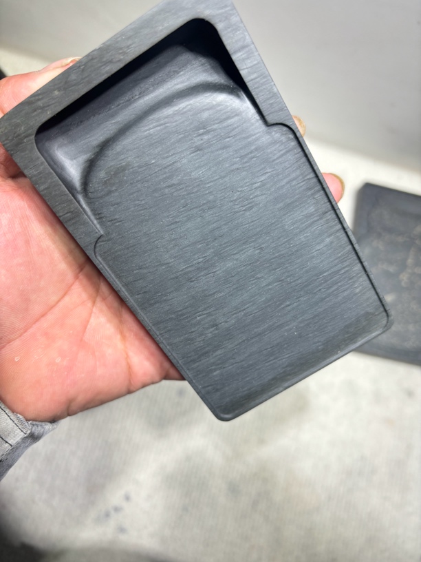 老坑歙砚。古罗文坑刷丝罗文。油性十足