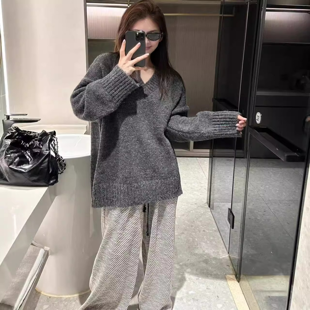 高级感慵懒风宽松灰色套头V领毛衣女2024秋季简约软糯针织衫上衣