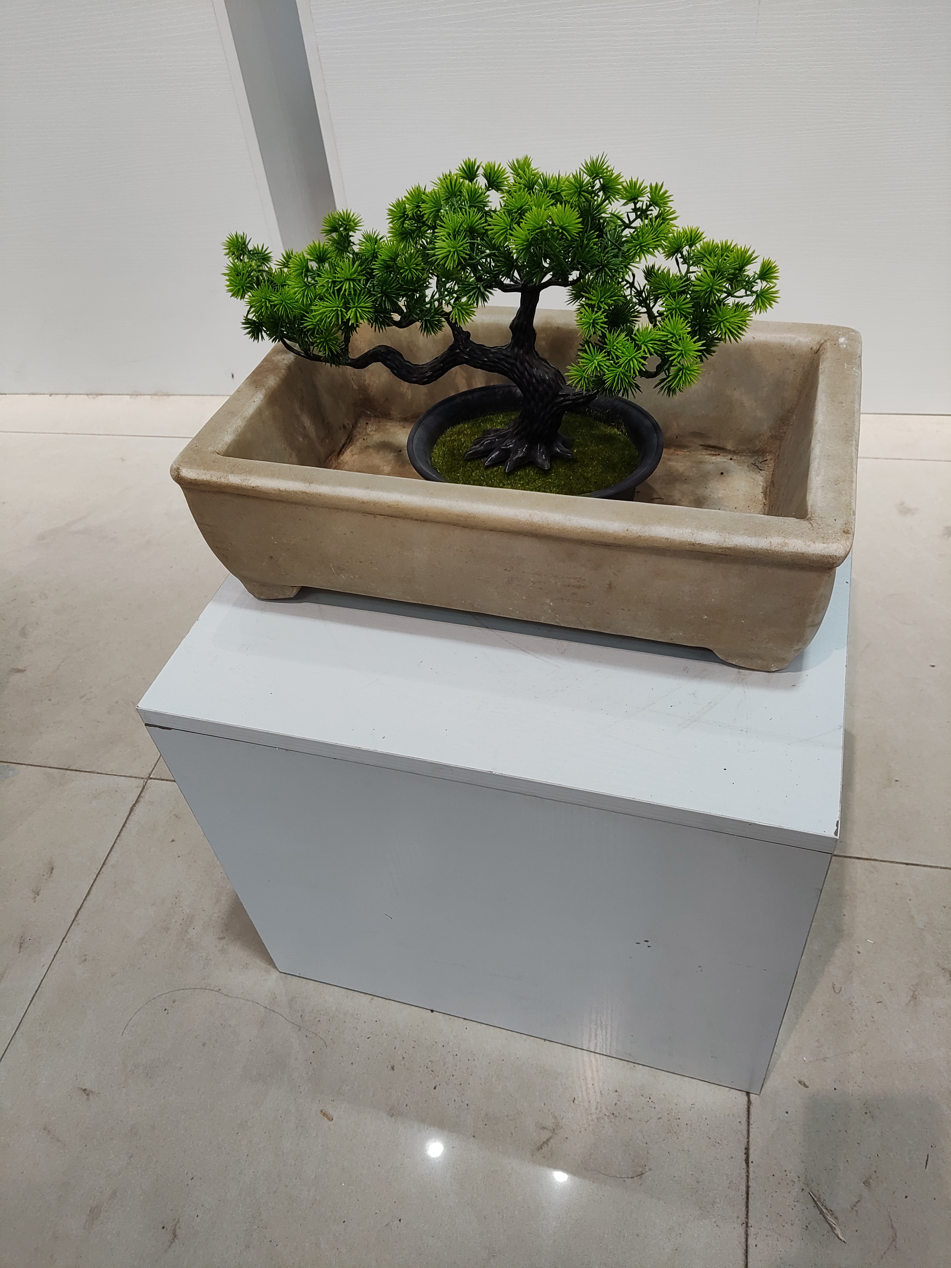 室内摆放石盆，如图