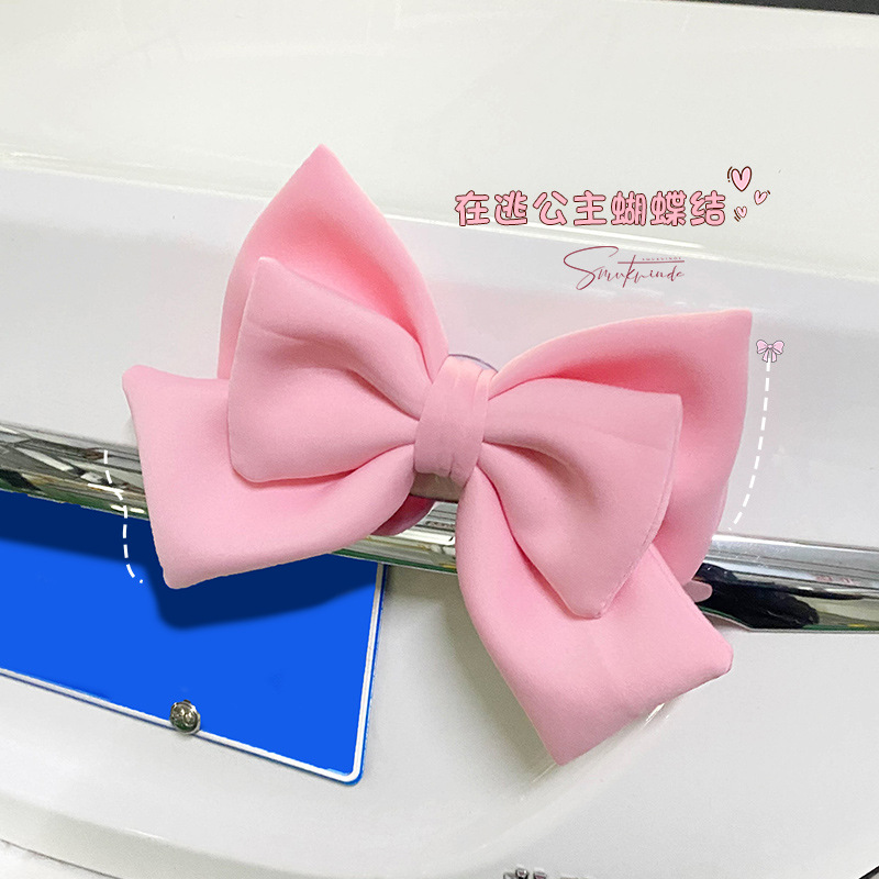 汽车内饰品摆件2024新款在逃公主蝴蝶结后备箱车尾部车贴女司机