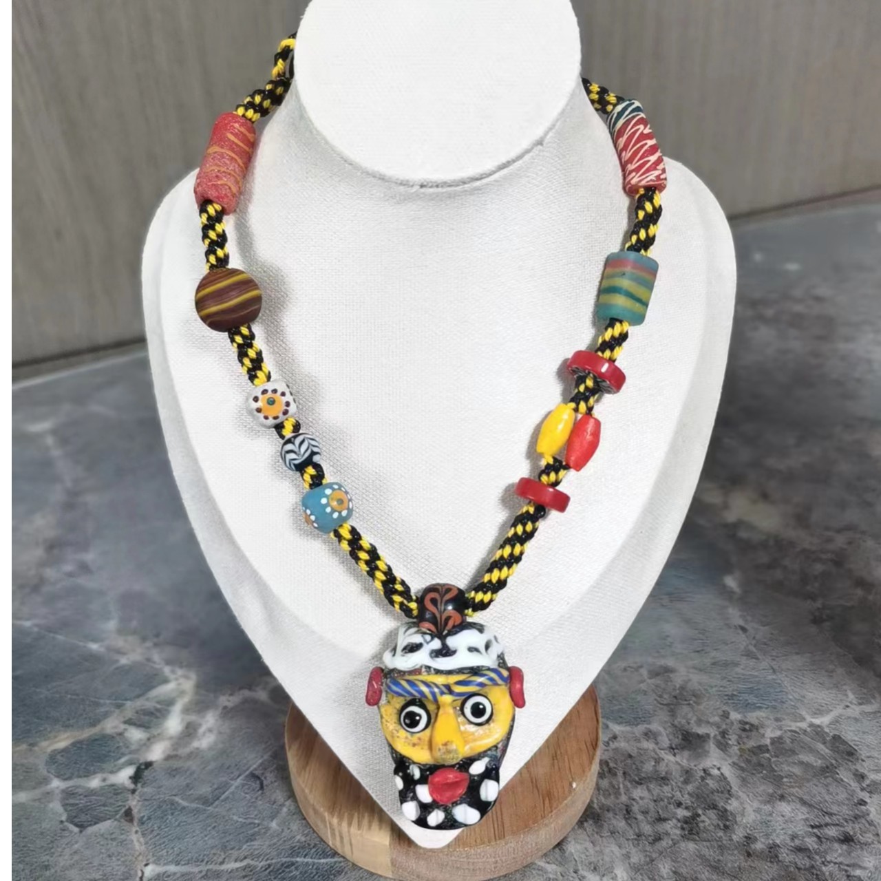 手工编绳琉璃项链黄色人面